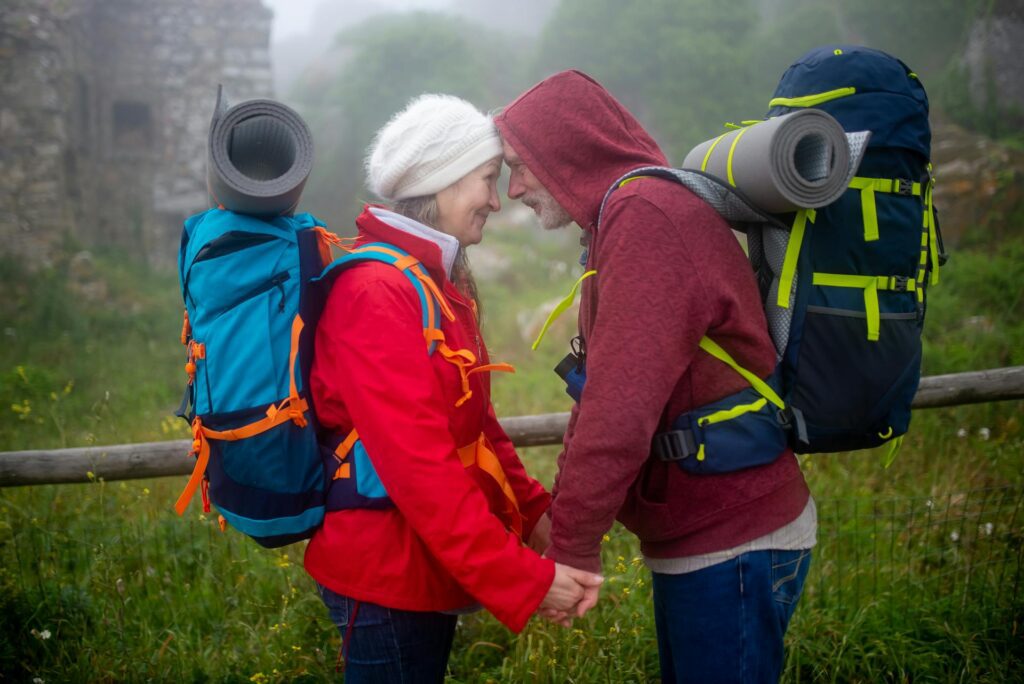 Sophie et Louis partageant un café et une tarte au refuge après leur randonnée