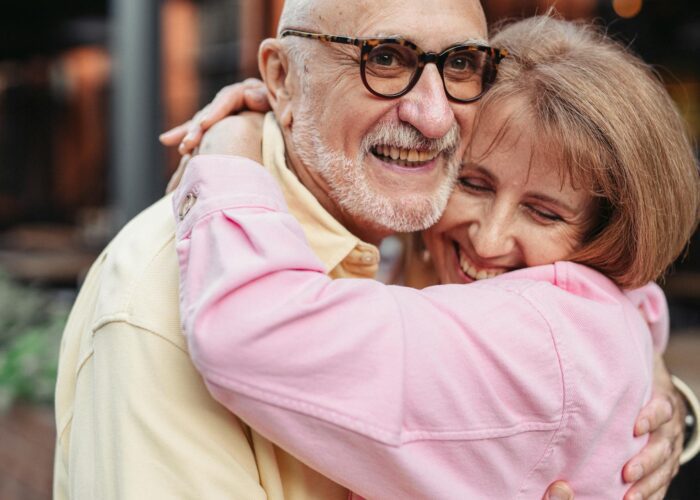 Élise et Paul, un couple senior, échangeant un tendre baiser dans un moment romantique.