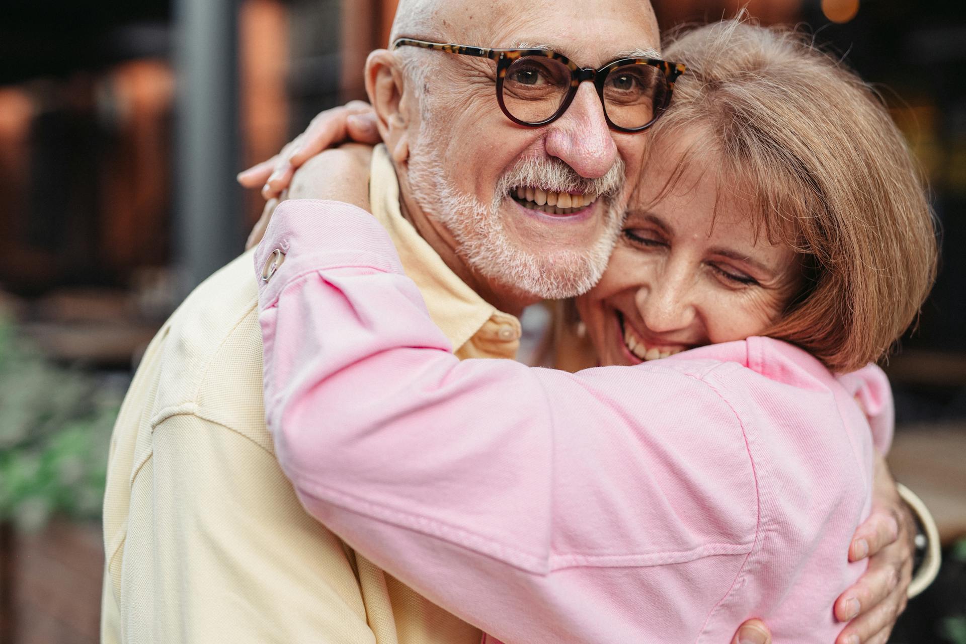 Élise et Paul, un couple senior, échangeant un tendre baiser dans un moment romantique.