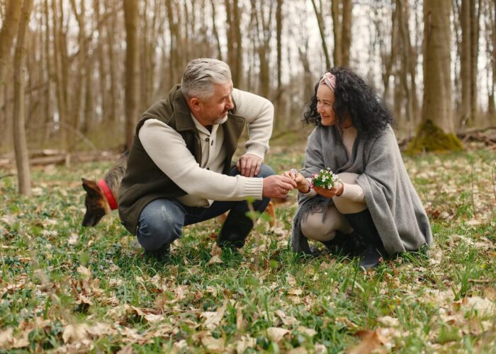 couple de seniors souriant, profitant d’une balade romantique dans un parc ensoleillé