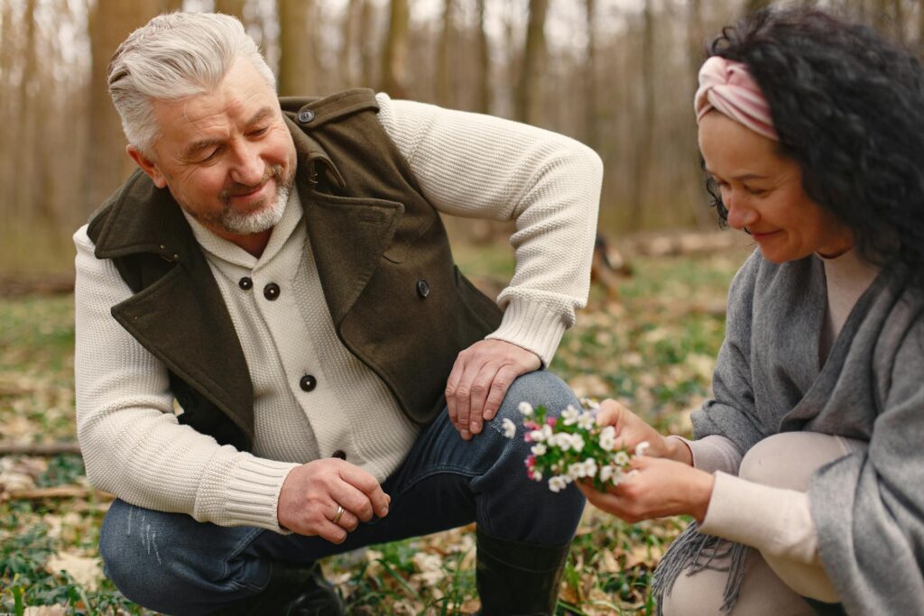 Couple senior échangeant un sourire complice lors d’une sortie conviviale