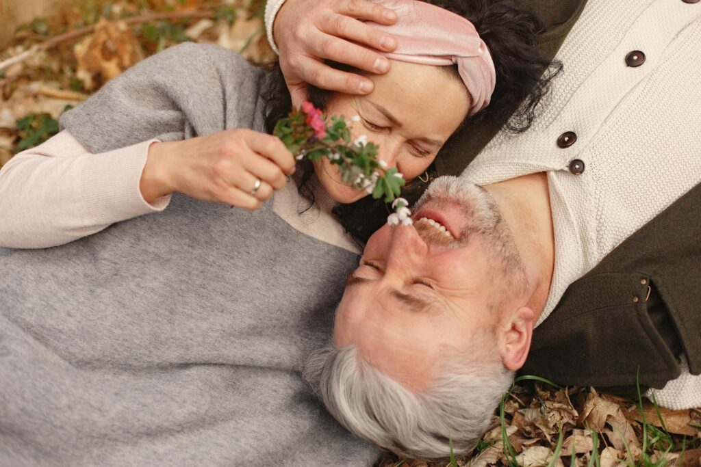 Couple senior complice, main dans la main, profitant d’un moment de partage en extérieur