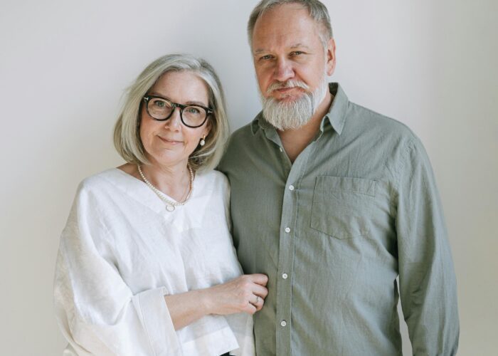 couple senior amoureux s'enlaçant et se montrant leur affection, moments tendres et complicité