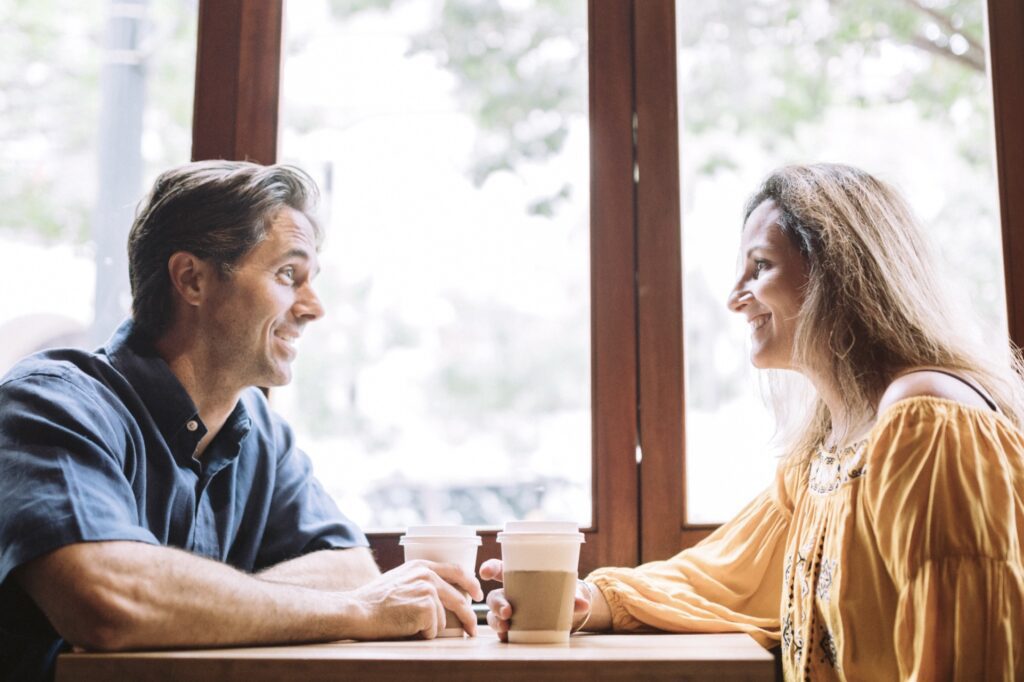 couple senior échangeant dans un café, partageant un moment agréable et serein