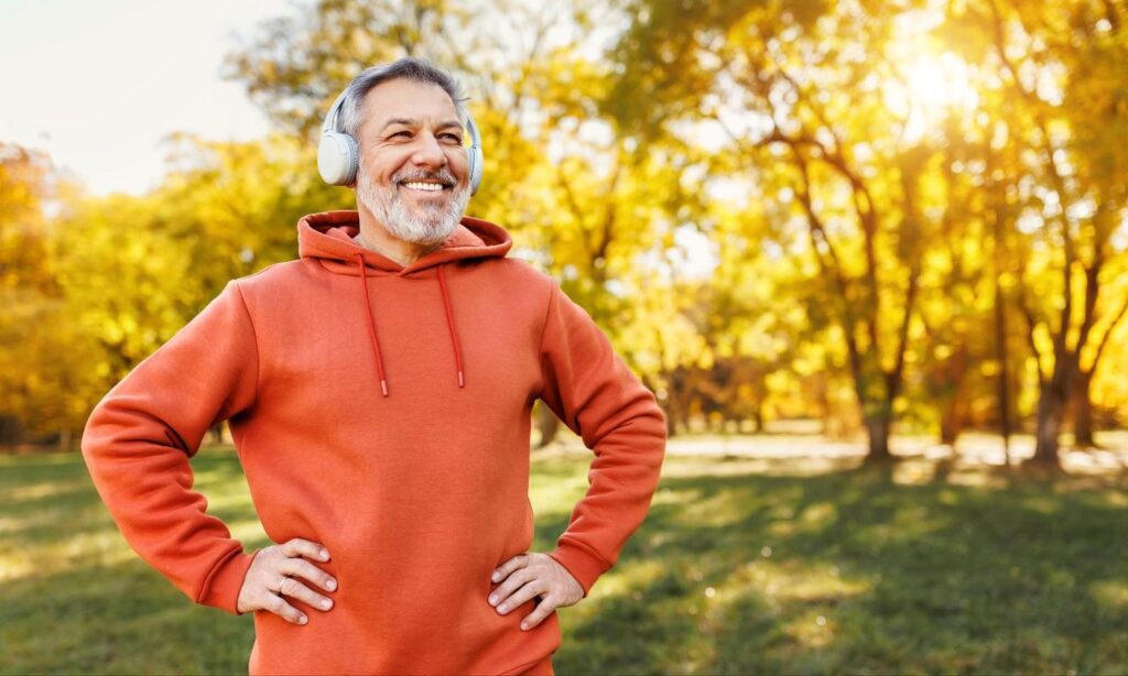 homme senior pratiquant une activité sportive en plein air, démontrant l'importance du bien-être physique et de la confiance en soi dans la quête de nouvelles rencontres après 50 ans