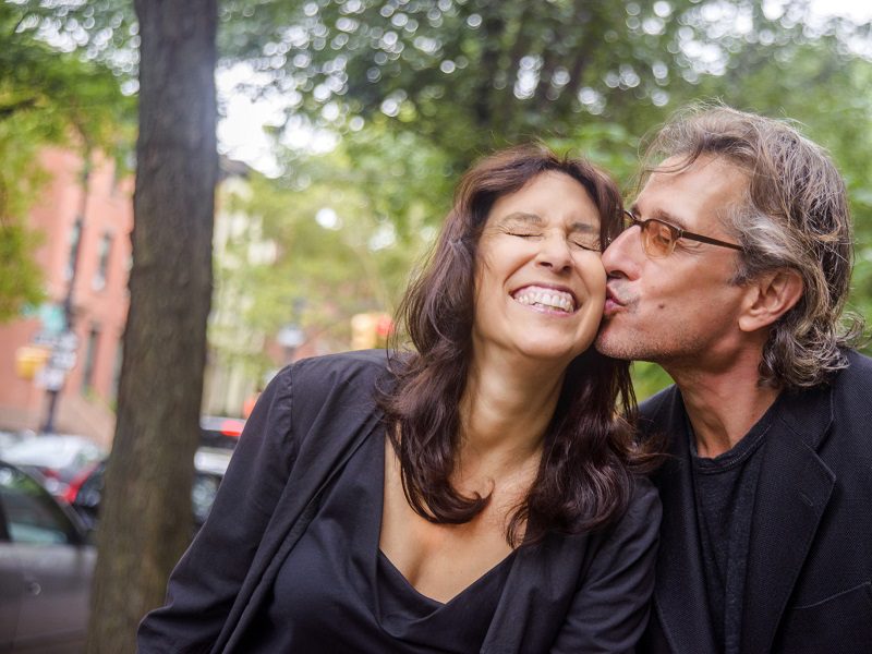 couple senior souriant et heureux lors de leur première rencontre, symbolisant une rencontre réussie après avoir évité les erreurs courantes, comme la gestion de la communication et du premier rendez-vous