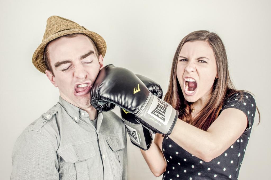 illustration de la pression sociale, symbolisée par une personne en train de se défendre sur un ring de boxe, représentant les défis émotionnels et les stéréotypes auxquels sont confrontés les seniors dans leurs choix de vie sociale et amoureuse