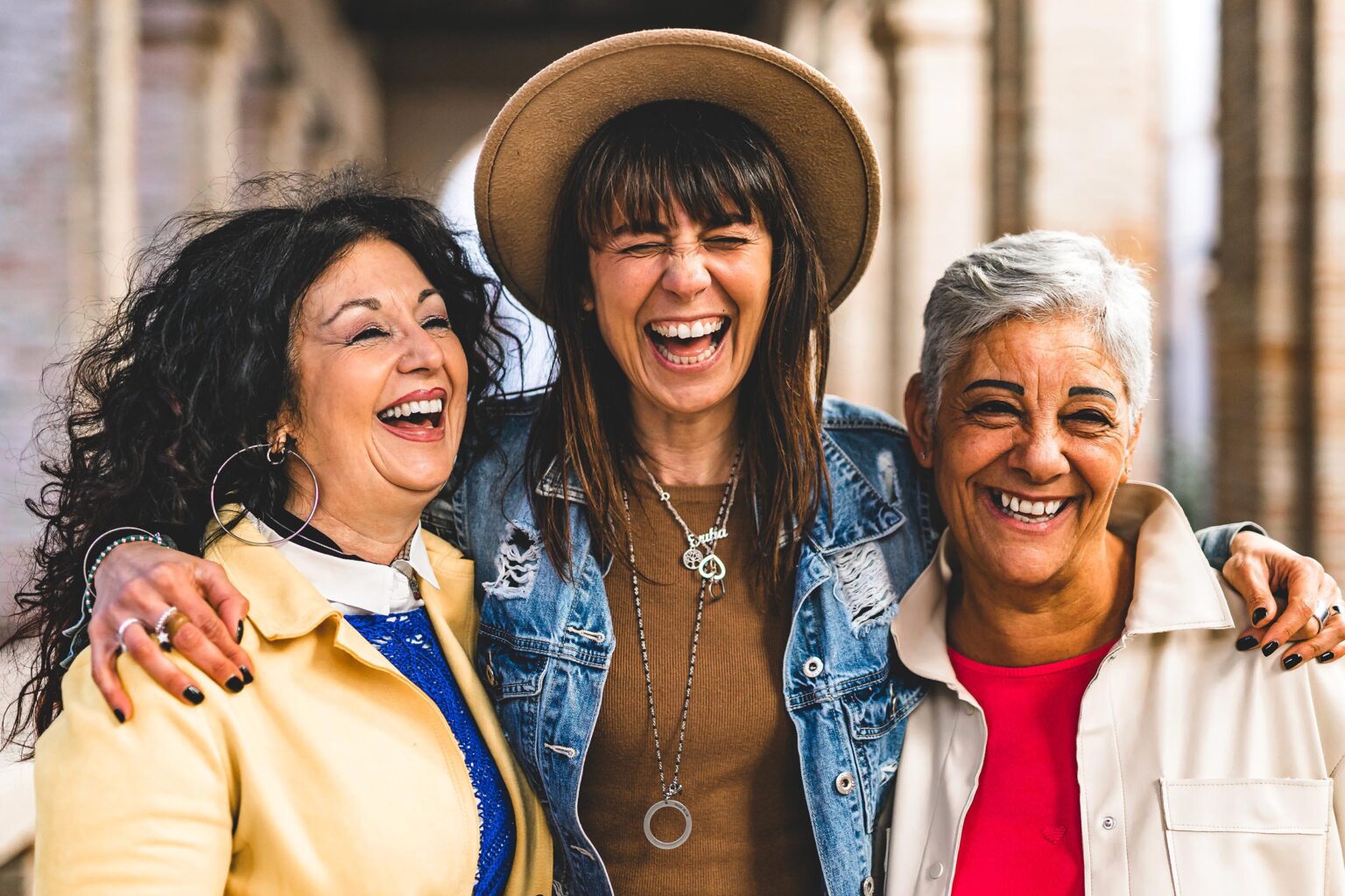 trois femmes seniors faisant du shopping ensemble, mettant en valeur la convivialité des sorties amicales seniors pour partager des moments de plaisir et renforcer les liens sociaux