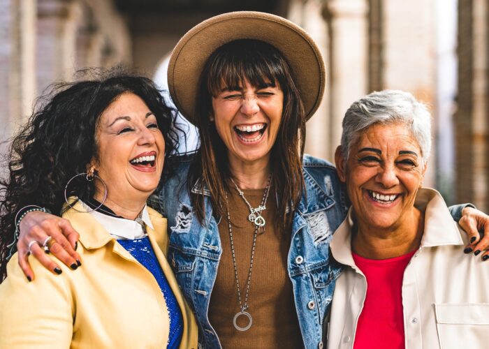 trois femmes seniors faisant du shopping ensemble, mettant en valeur la convivialité des sorties amicales seniors pour partager des moments de plaisir et renforcer les liens sociaux